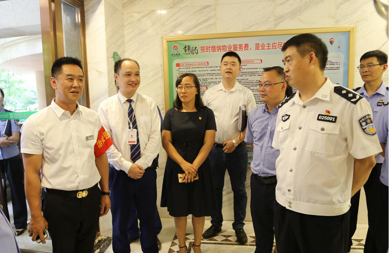 ���������г�����һ����ƽ��¥���ܼң���һ����ʶ����